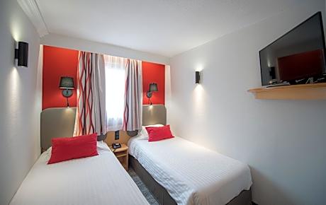 Suite (1 Double Bed, 2 Twin Beds and 1 Double Sofa Bed)
