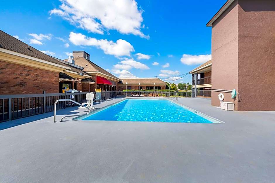 Quality Inn & Suites Fayetteville I-95