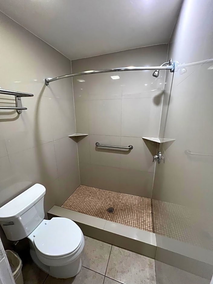 Super 8 by Wyndham McAllen-Downtown City Center-Plaza Mall-Airport