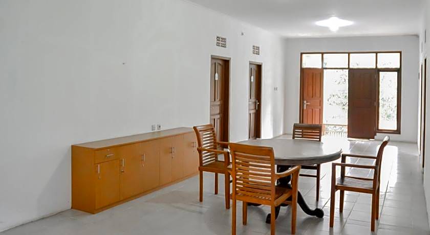 Bumi Ciboled Mitra RedDoorz near Gerbang Tol Pamulihan