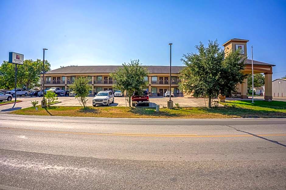 Moulton Inn & Suites By OYO
