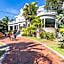 Deluxe King - Curry Mansion with Pool!