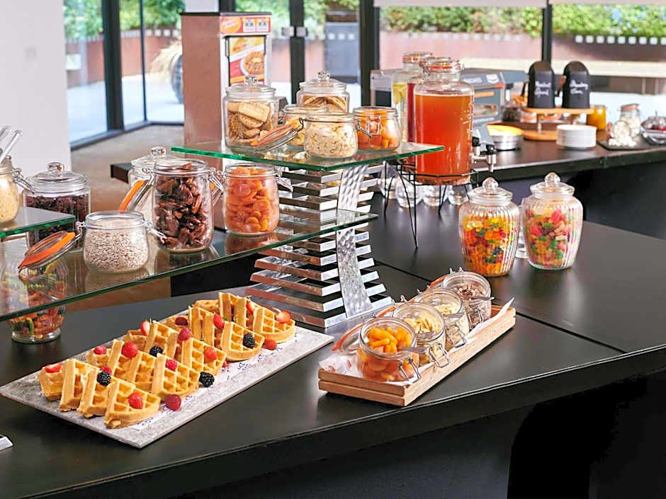 Novotel London West