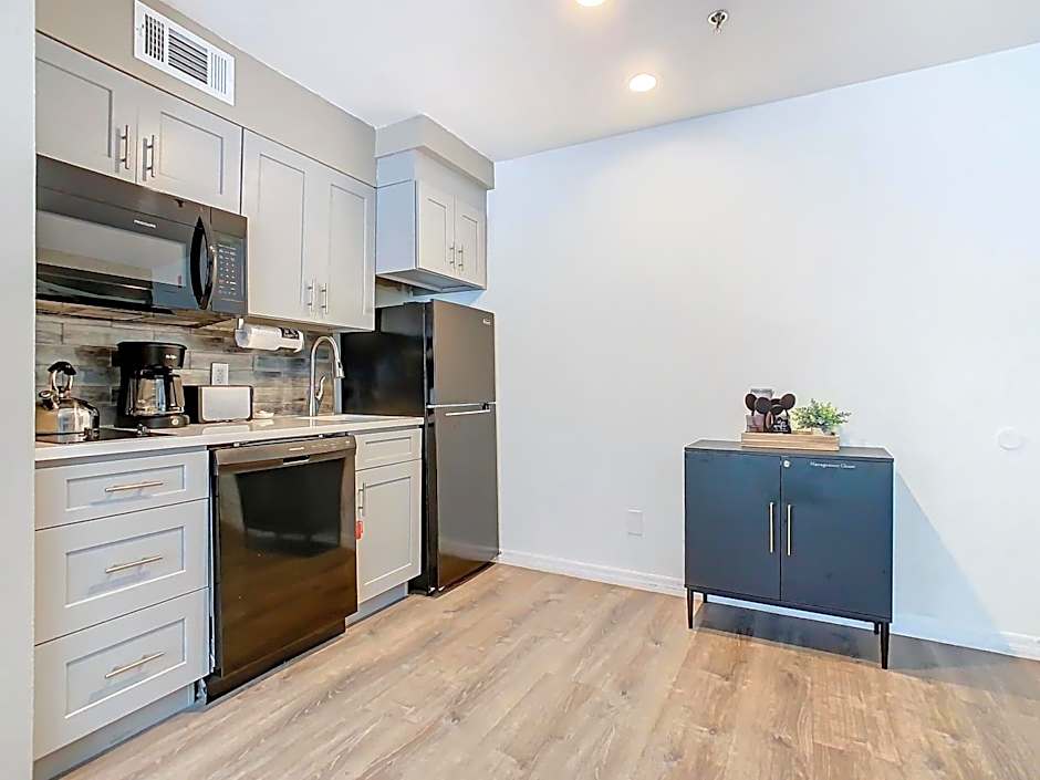 Be Our Guest! 1 Bedroom Condo Near Disney Parks!
