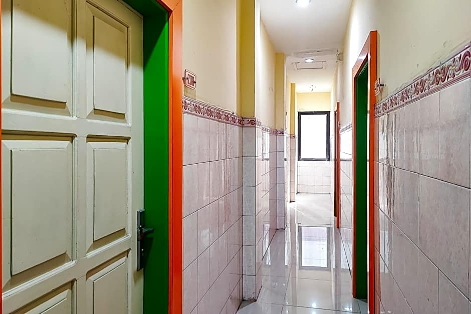 RedDoorz at Hotel Mayang Sari 1