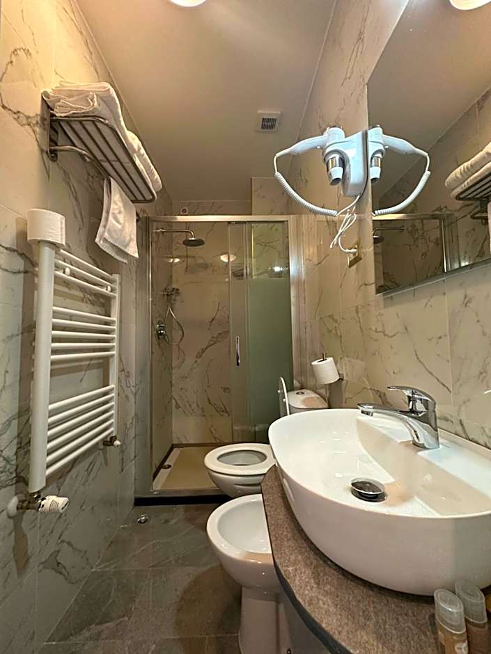 Hotel Midway