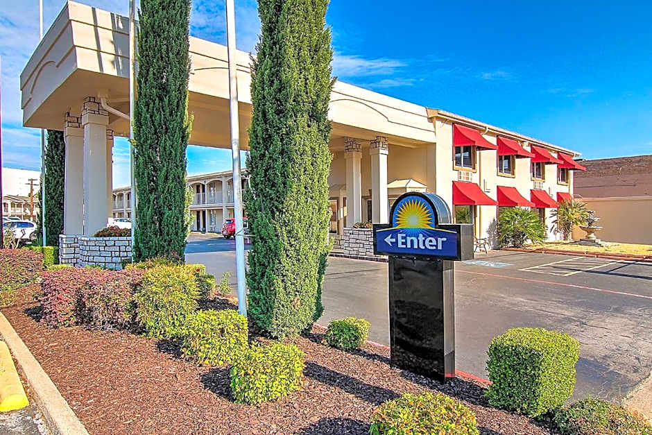 Days Inn by Wyndham Market Center Dallas