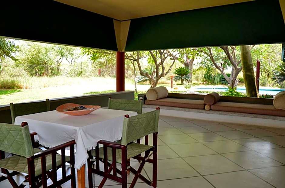 Tingala Lodge - Bed in the Bush