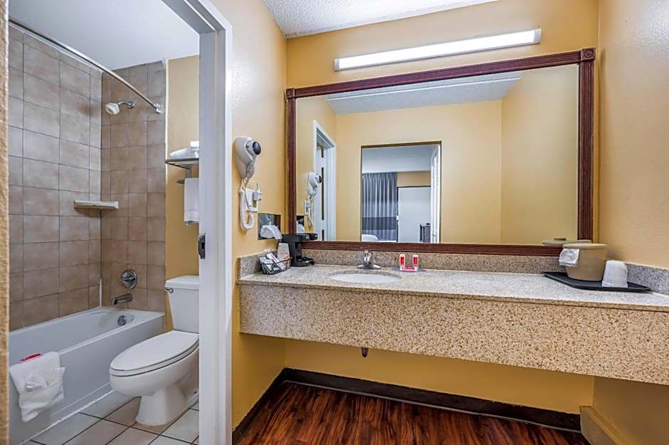 Econo Lodge Columbus near Airport