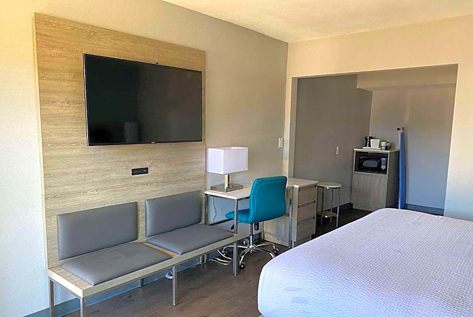 Travelodge by Wyndham LAX South