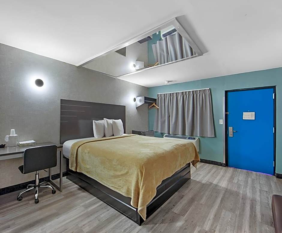 Hotel OPUS Bronx Near Bay Plaza Mall