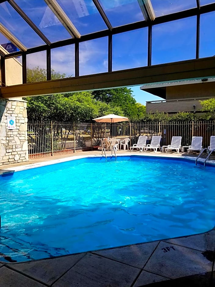 Days Inn & Suites by Wyndham Monroe