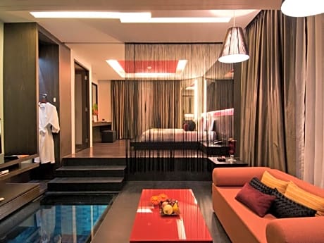 GRAND DELUXE KING ROOM WITH POOL ACCESS