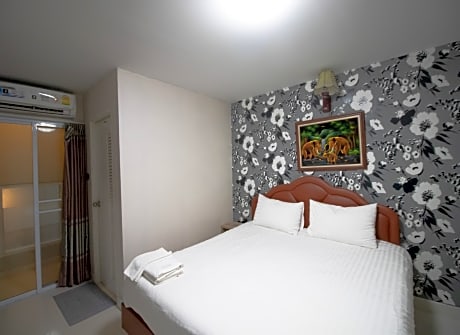 STANDARD ROOM (WITH WINDOW)