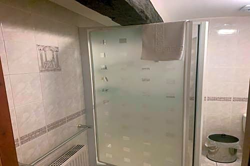 OYO Ye Olde Mustard Pot