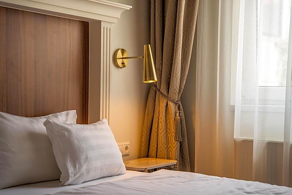 Queen'S Court Hotel & Residence