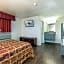 Colonial Pool & Spa Motel