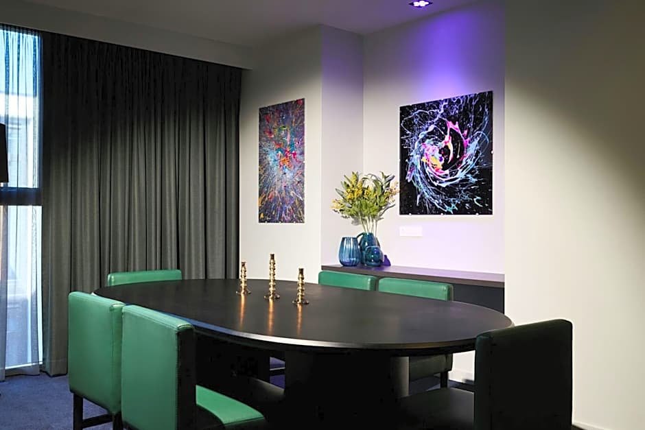 Midnight Hotel, Autograph Collection