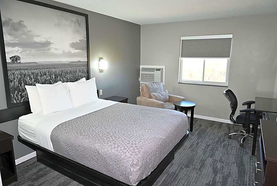 Super 8 by Wyndham Higginsville