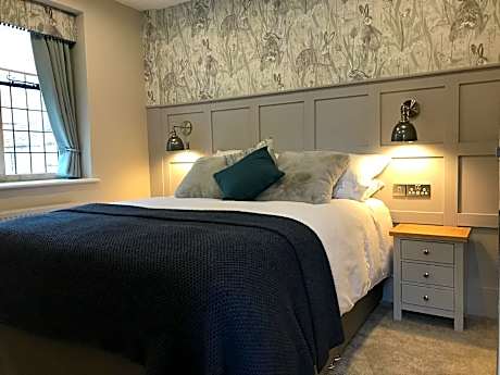 King-Ensuite with Bath-River view