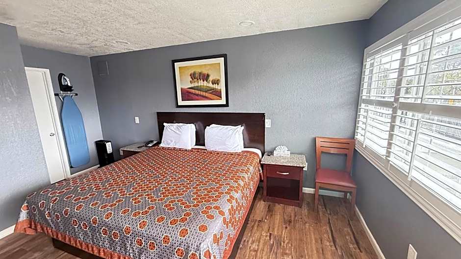 Fireside Inn By The Beach Boardwalk & Bowling