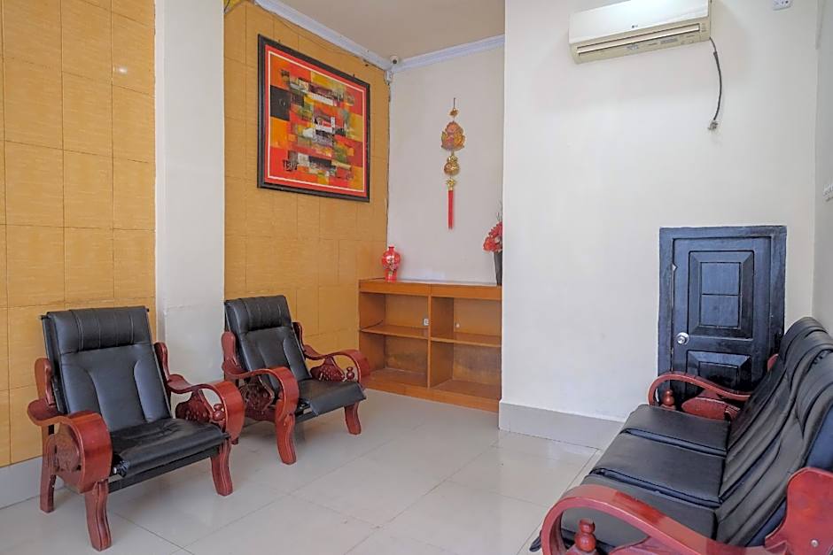 RedDoorz @ Hotel Rich Parepare near Pantai Mattirotasi