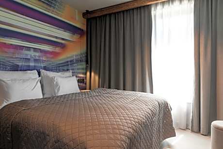 Apartment with Pool View