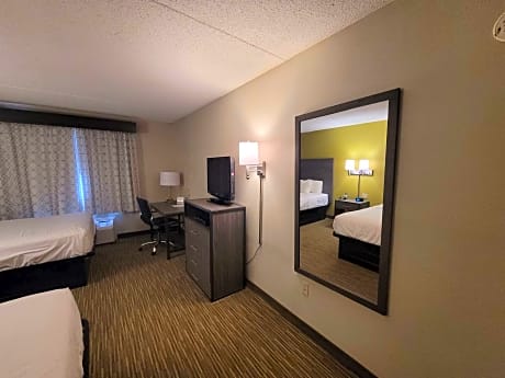 2 Double Beds Non-Smoking Pet Friendly Room Work Desk Microwave And Refrigerator Full Breakfast