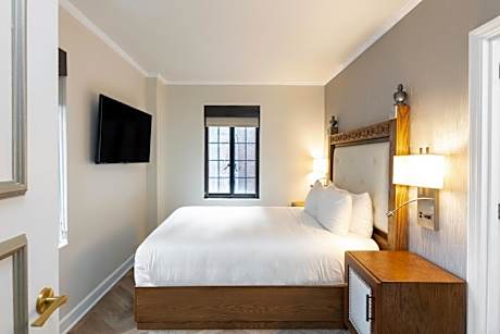 Luxe One Bedroom Queen Suite