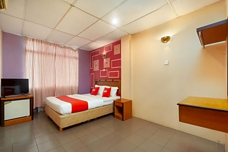 OYO 90929 DJ Hotel