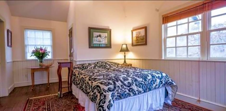 The Buck School Inn