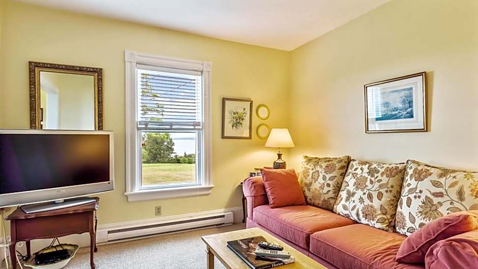 Bayview Pines Country Inn B&B