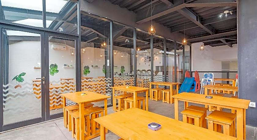 RedDoorz Premium @ Hotel Hebat