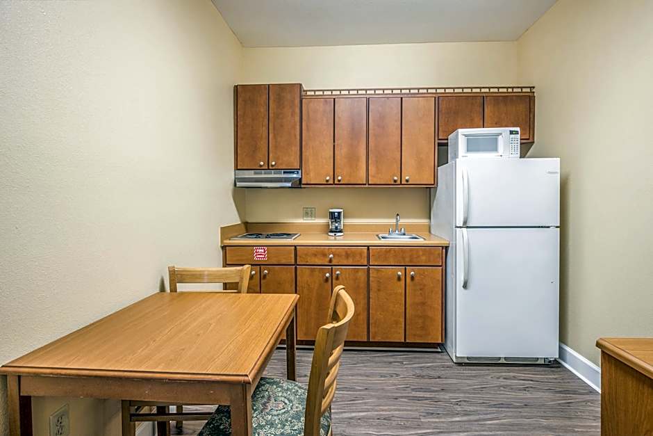 Photo 1 of 3 of Efficiency 2 Queen Beds Suite, Nonsmoking
