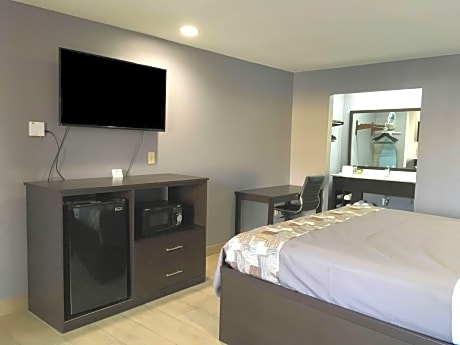 1 King Bed Accessible