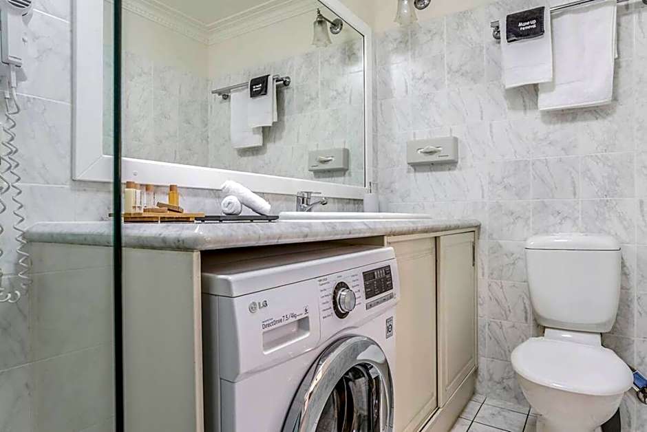 ULTIQA Rothbury Hotel