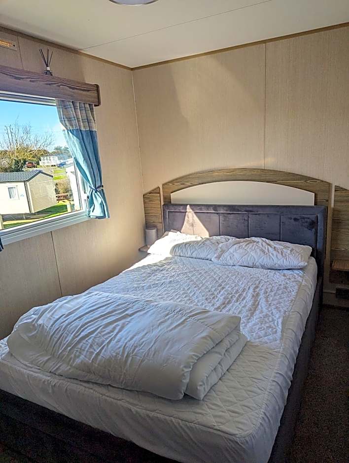 Caravan sleeps 8 at Littlesea, Weymouth