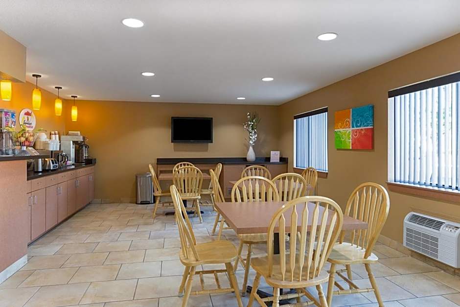 Super 8 by Wyndham Radcliff Ft. Knox Area