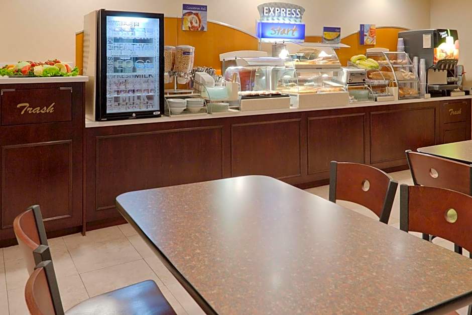Holiday Inn Express Mentor Banquet Center By IHG
