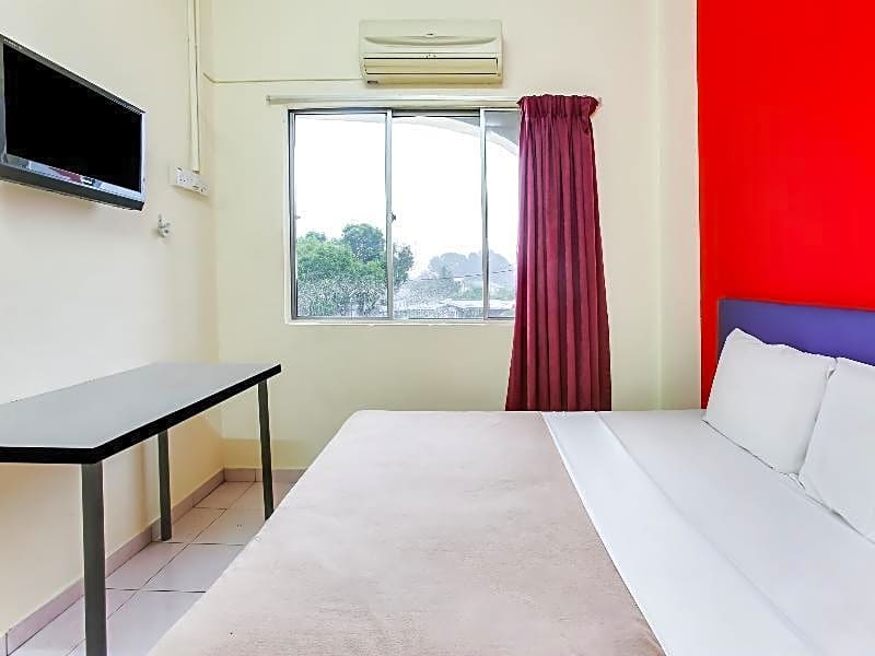 OYO 89615 T Family Hotel