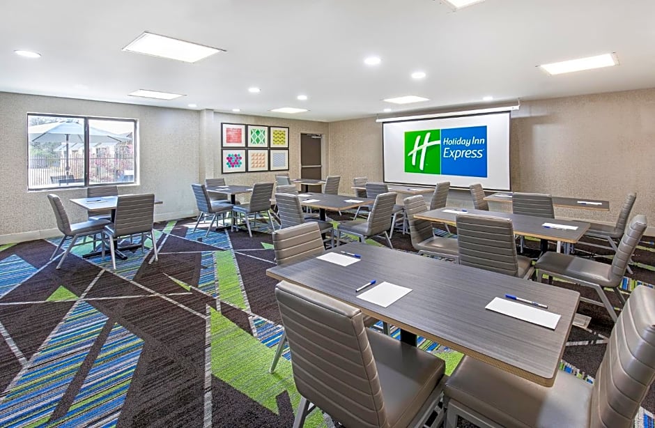 Holiday Inn Express Hotel & Suites Birmingham - Inverness 280 By IHG