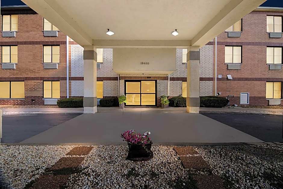 Comfort Inn & Suites near Tinley Park Amphitheater