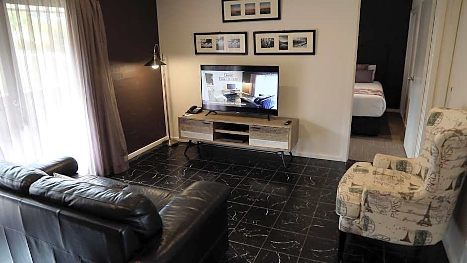 Blazing Stump Motel & Suites