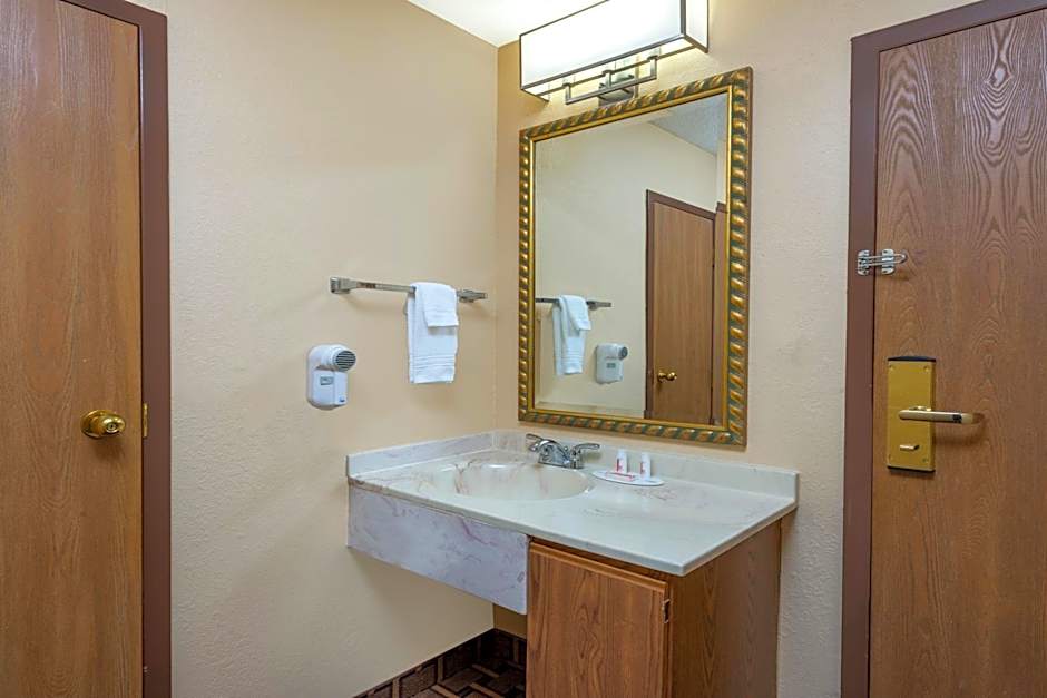 Super 8 by Wyndham Charleston/Sikeston East MO