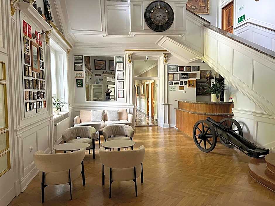 Oficerski Yacht Club