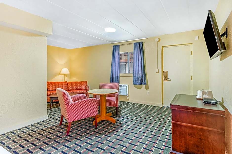 OYO Hotel Downtown Peoria IL I-74