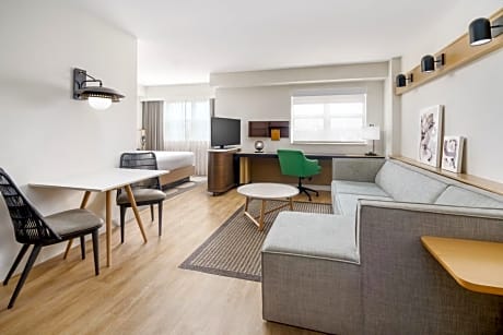 Queen Studio with Sofa Bed and Adapted Tub - Mobility and Hearing Accessible