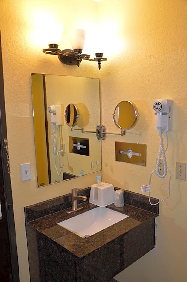 Burnsville Inn & Suites