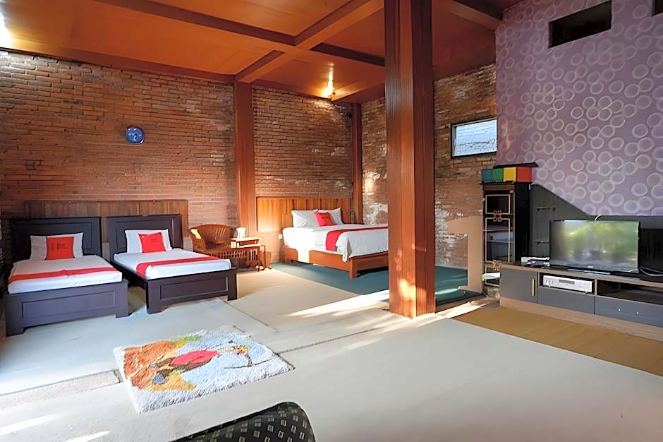 RedDoorz Syariah near Menara Kudus