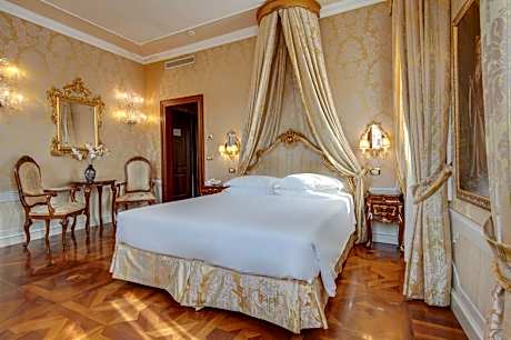 Junior Suite with Canal View